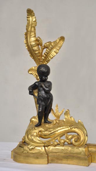 Barre de chenets ancienne en bronze à deux patines aux enfants africains Barre de chenets ancienne en bronze à deux patines aux enfants africains-1