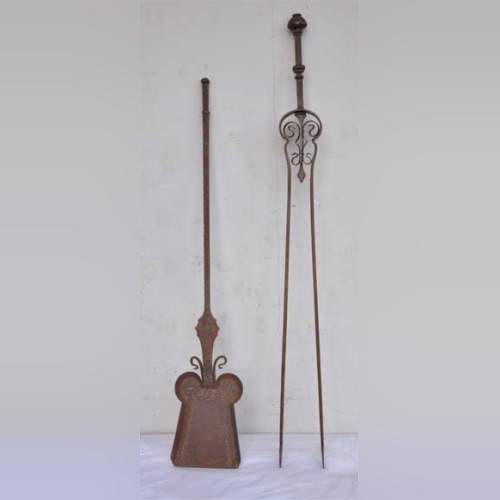 Accessoires de cheminées anciens : pince et pelle à décor géométrique