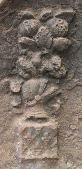 Plaque de cheminée ancienne aux armes de chevaliers Plaque de cheminée ancienne aux armes de chevaliers-1