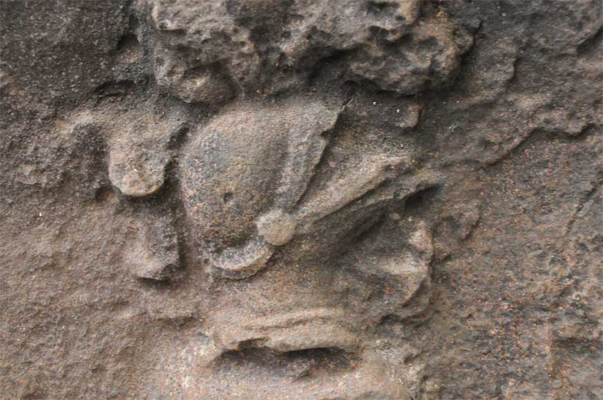 Plaque de cheminée ancienne aux armes de chevaliers Plaque de cheminée ancienne aux armes de chevaliers-3