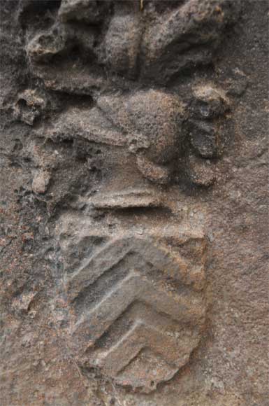 Plaque de cheminée ancienne aux armes de chevaliers Plaque de cheminée ancienne aux armes de chevaliers-7