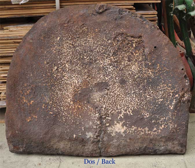 Plaque de cheminée ancienne aux armes de chevaliers Plaque de cheminée ancienne aux armes de chevaliers-8