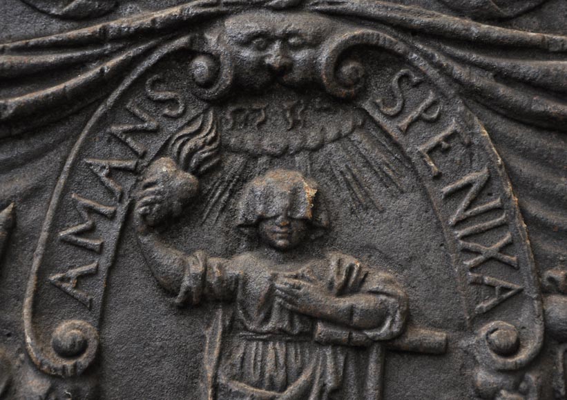 Grande plaque de cheminée ancienne à décor janséniste Grande plaque de cheminée ancienne à décor janséniste-2