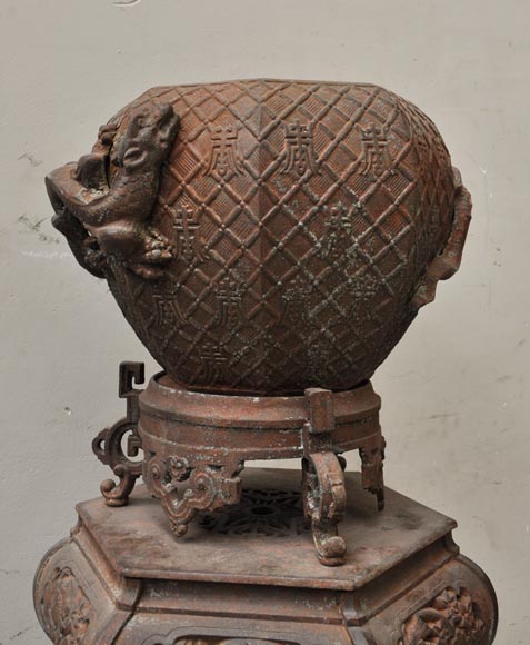 Grande jardinière ancienne de style chinoisante en fonte de fer ajourée Grande jardinière ancienne de style chinoisante en fonte de fer ajourée-3