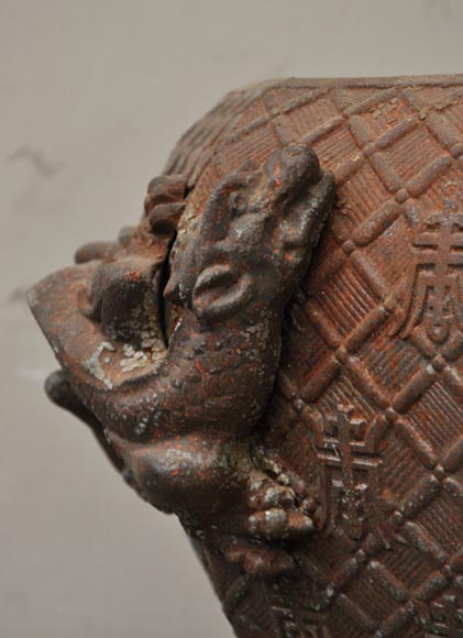 Grande jardinière ancienne de style chinoisante en fonte de fer ajourée Grande jardinière ancienne de style chinoisante en fonte de fer ajourée-5