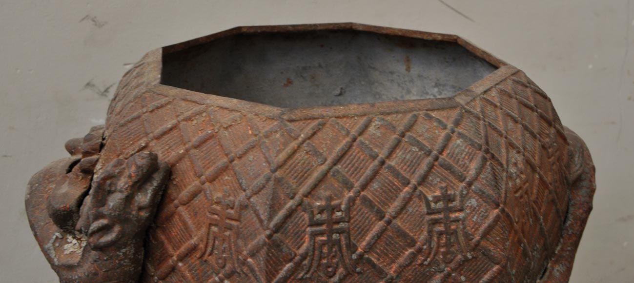 Grande jardinière ancienne de style chinoisante en fonte de fer ajourée Grande jardinière ancienne de style chinoisante en fonte de fer ajourée-8