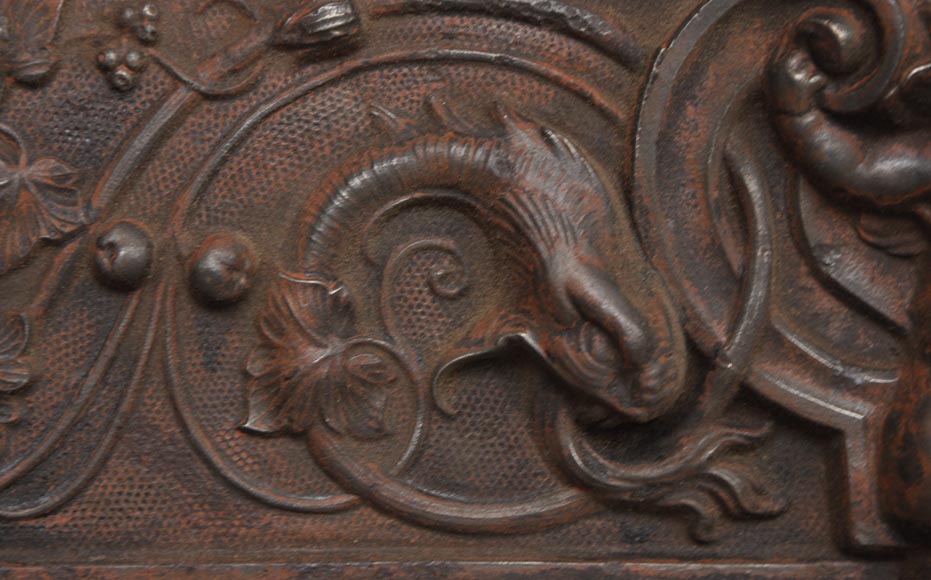 Intérieur de cheminée en fonte de style Napoléon III a décor de grotesques et de chimères Intérieur de cheminée en fonte de style Napoléon III a décor de grotesques et de chimères-3