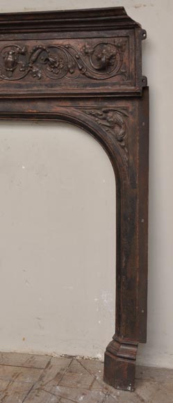 Intérieur de cheminée en fonte de style Napoléon III a décor de grotesques et de chimères Intérieur de cheminée en fonte de style Napoléon III a décor de grotesques et de chimères-5