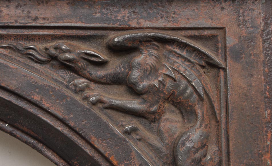 Intérieur de cheminée en fonte de style Napoléon III a décor de grotesques et de chimères Intérieur de cheminée en fonte de style Napoléon III a décor de grotesques et de chimères-8