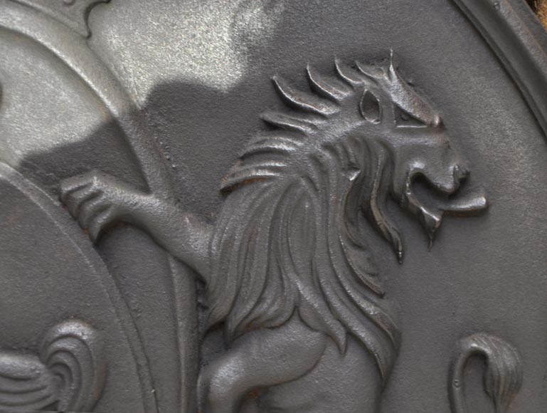 Plaque de cheminée à décor de coqs et de lions Plaque de cheminée à décor de coqs et de lions-3