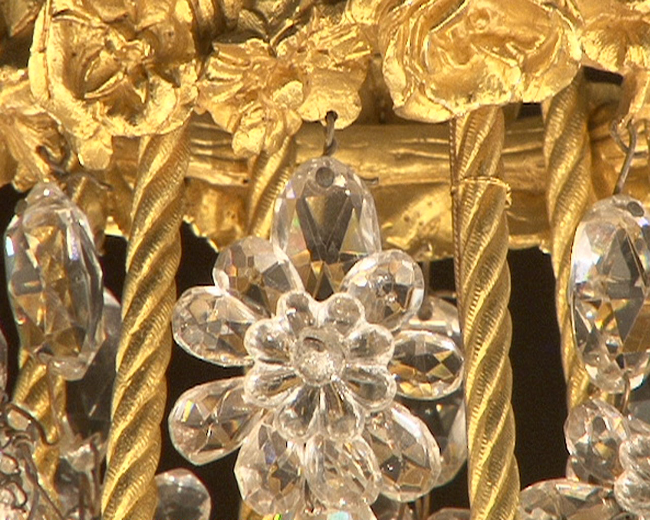 Lustre à cristaux à 12 bras et 18 lumières , décors de passementeries en bronze doré.-4