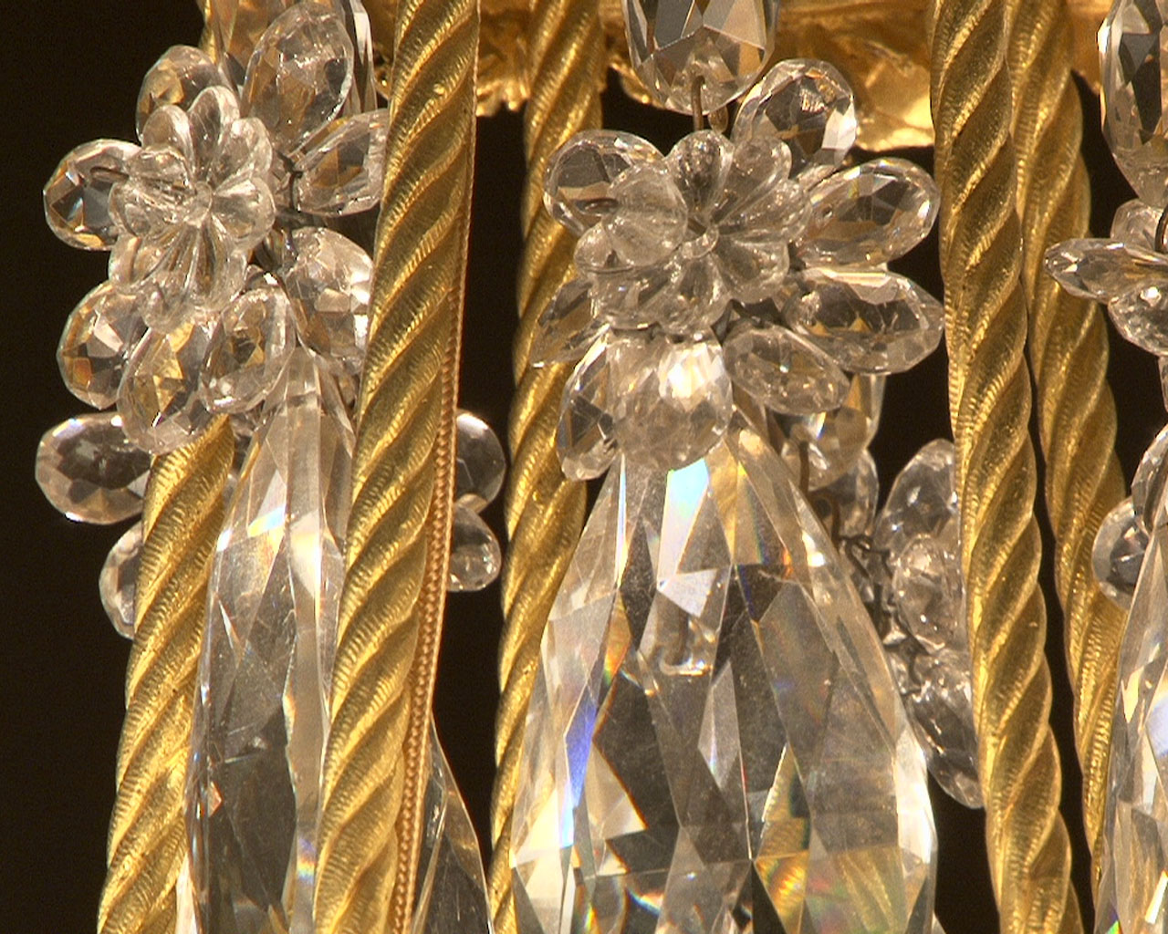Lustre à cristaux à 12 bras et 18 lumières , décors de passementeries en bronze doré.-6