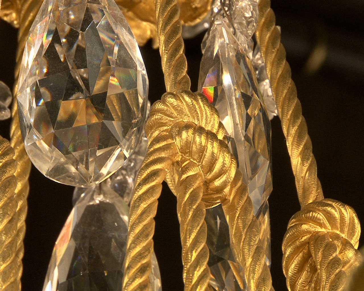 Lustre à cristaux à 12 bras et 18 lumières , décors de passementeries en bronze doré.-7