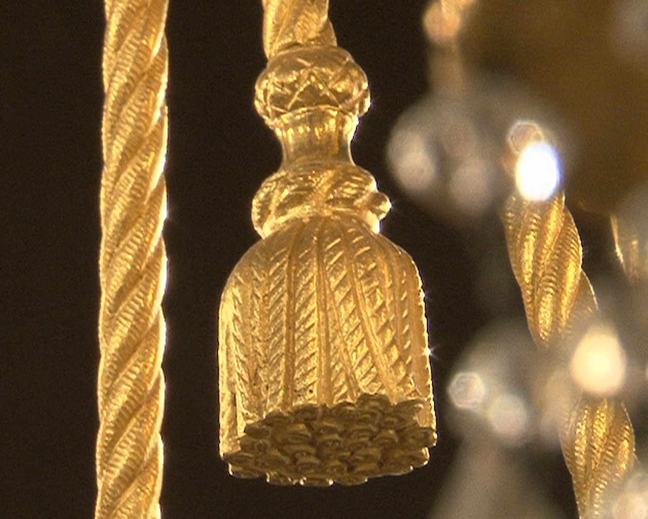 Lustre à cristaux à 12 bras et 18 lumières , décors de passementeries en bronze doré.-9