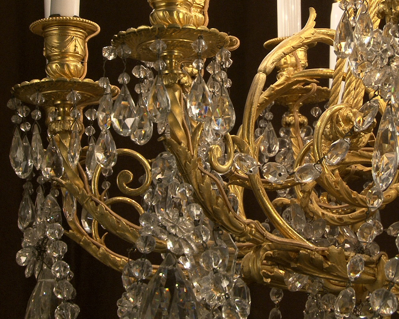 Lustre à cristaux à 12 bras et 18 lumières , décors de passementeries en bronze doré.-13