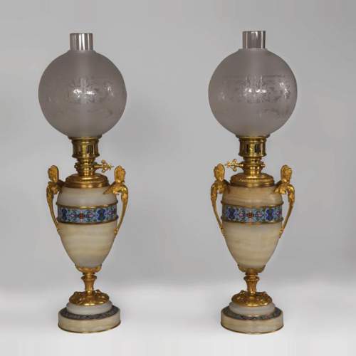 Belle paire de lampes en onyx, émaux cloisonnés et bronze doré à décor de Sphinges