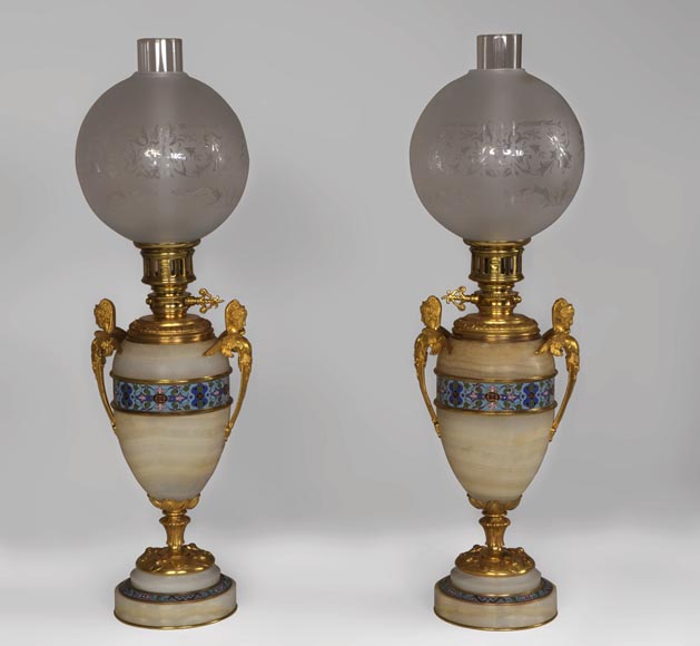 Belle paire de lampes en onyx, émaux cloisonnés et bronze doré à décor de Sphinges-0