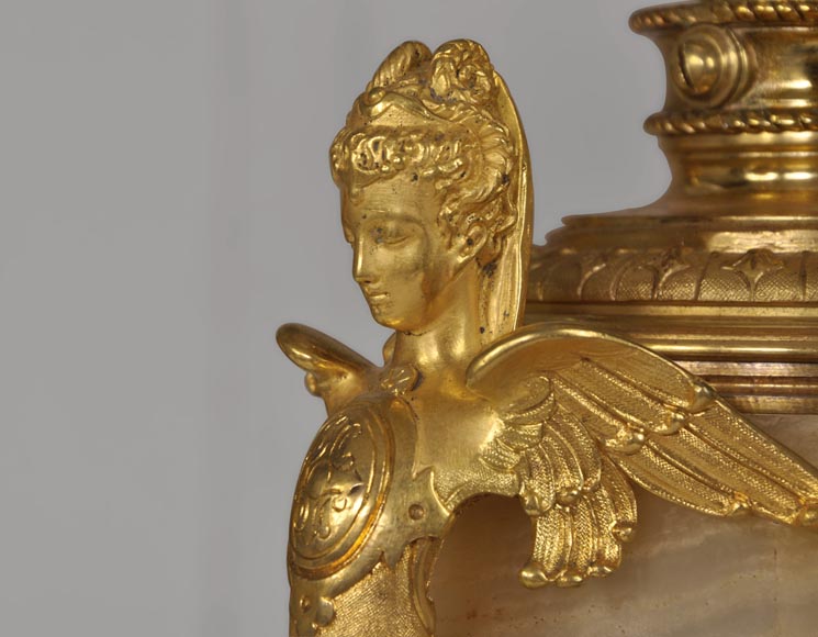 Belle paire de lampes en onyx, émaux cloisonnés et bronze doré à décor de Sphinges-1