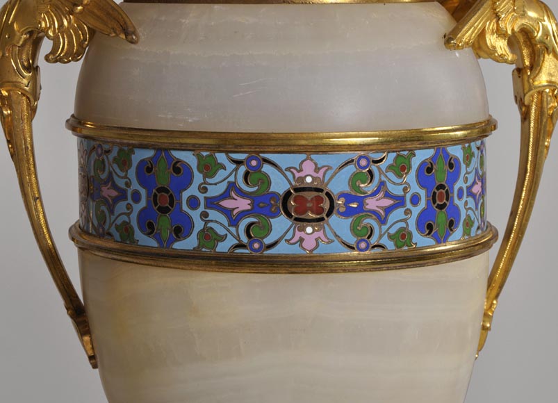 Belle paire de lampes en onyx, émaux cloisonnés et bronze doré à décor de Sphinges-2