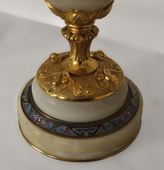 Belle paire de lampes en onyx, émaux cloisonnés et bronze doré à décor de Sphinges-4