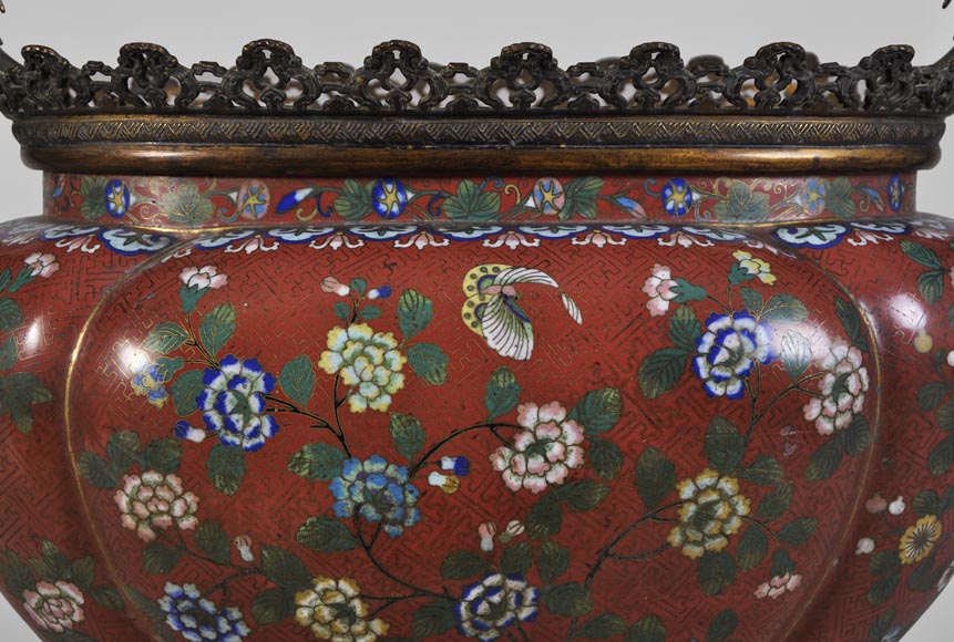 Cache pot en cloisonné à fond rouge et monture de bronze doré-1