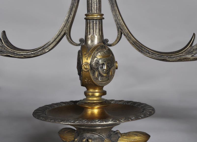 Garniture de cheminée en bronze à deux patines de style Napoléon III aux masques de Comédie Antique-6