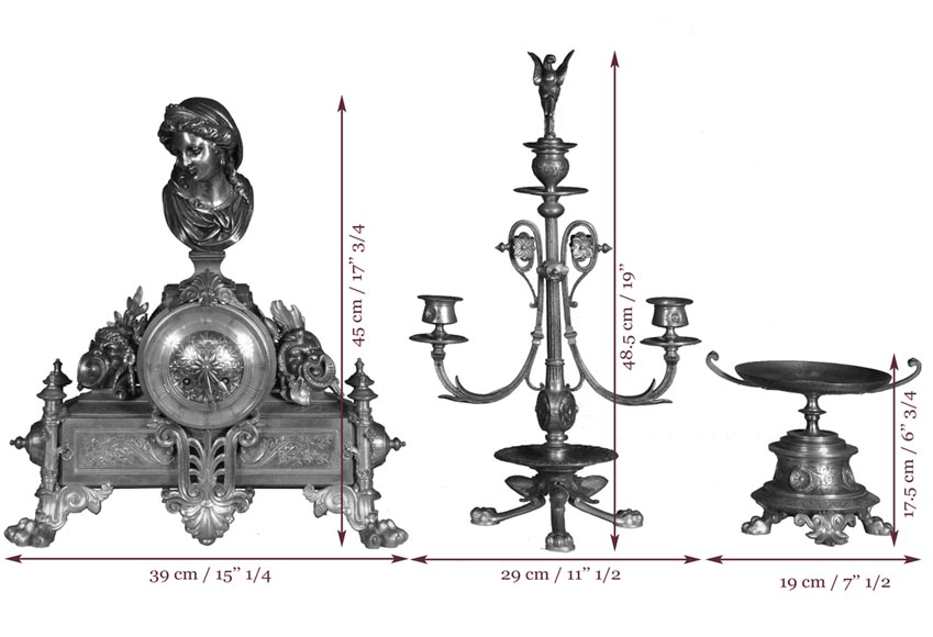 Garniture de cheminée en bronze à deux patines de style Napoléon III aux masques de Comédie Antique-9