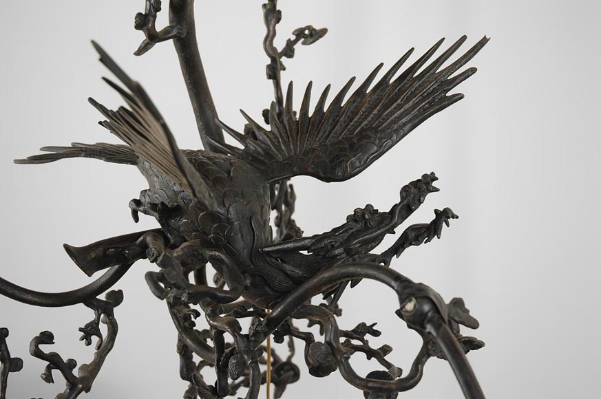 Lustre en bronze à patine brune à décor de dragon en vol et branches de cerisier en fleurs-1