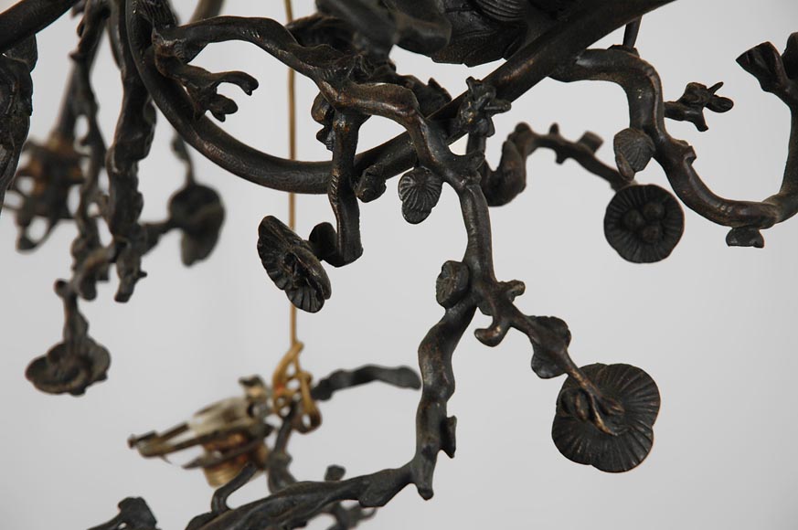 Lustre en bronze à patine brune à décor de dragon en vol et branches de cerisier en fleurs-3