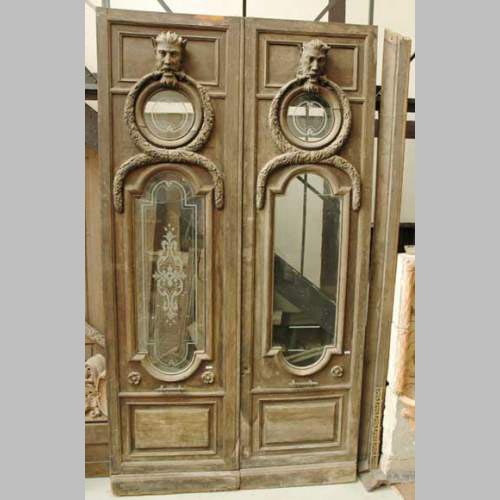 Porte monumentale à deux vantaux à décor fantastique.