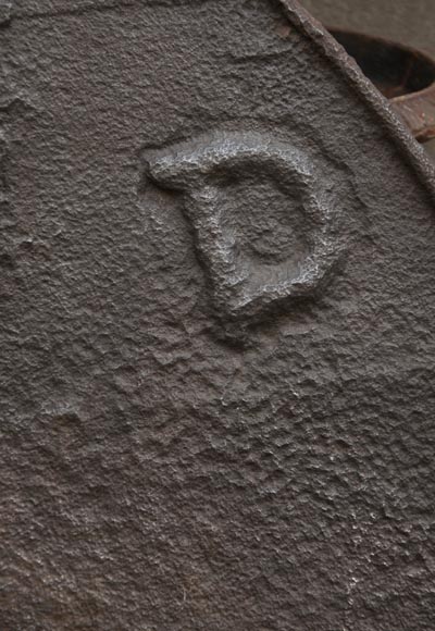 Belle plaque de cheminée cintrée ancienne du XVIè siècle-3