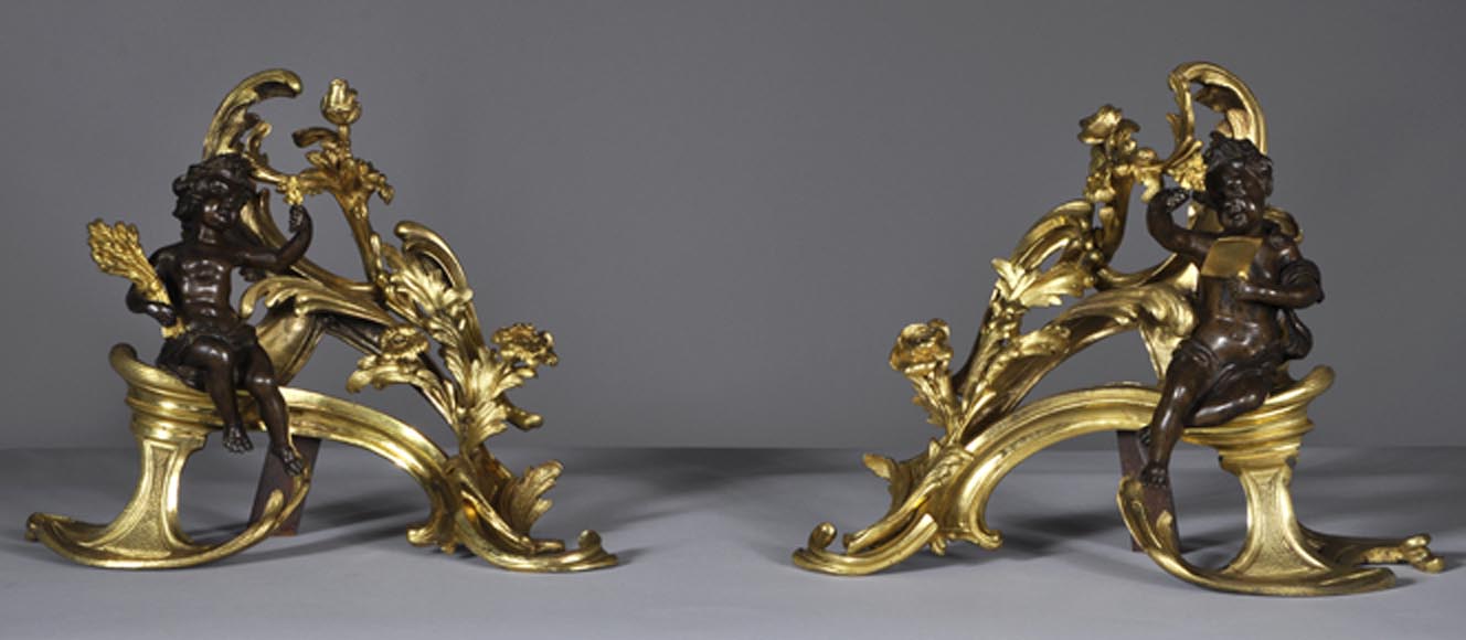 Belle paire de chenets anciens d'époque Louis XV aux Allégories de l'Eté en bronze doré et bronze à patine brune-0