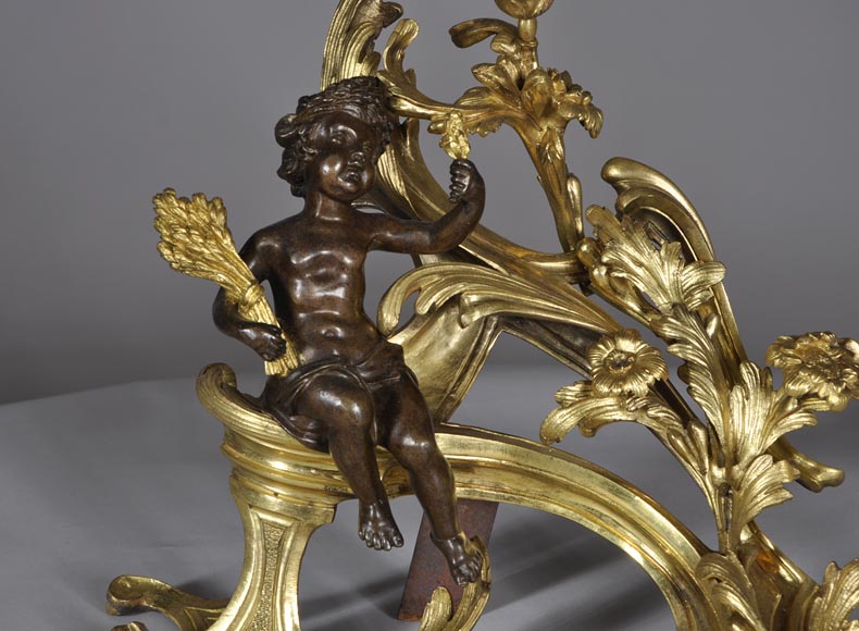 Belle paire de chenets anciens d'époque Louis XV aux Allégories de l'Eté en bronze doré et bronze à patine brune-1