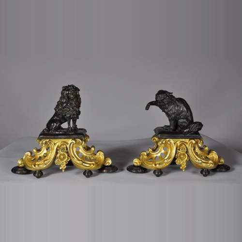 Paire de chenets en bronze doré et bronze à patine brune à décor de chien et chat