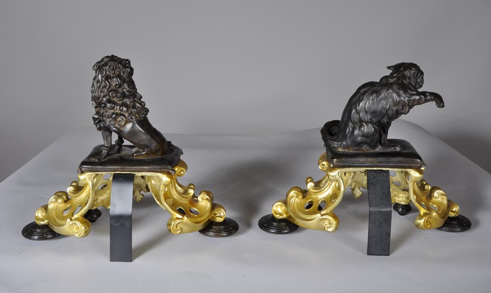 Paire de chenets en bronze doré et bronze à patine brune à décor de chien et chat-6