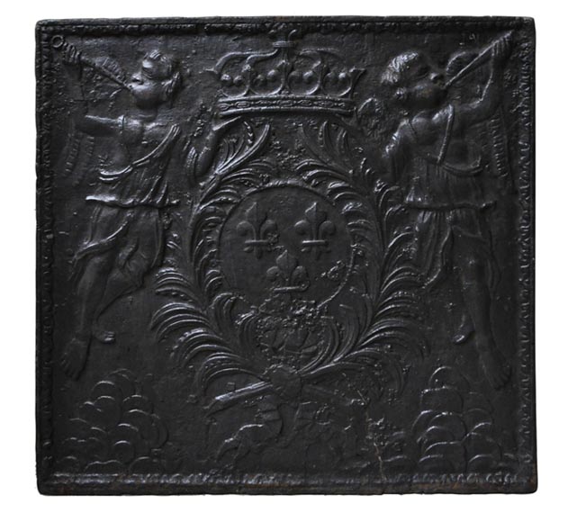 Plaque de cheminée ancienne aux Armes de France et anges aux trompettes-0