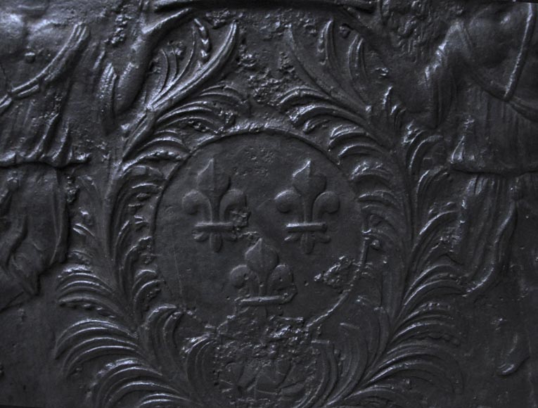 Plaque de cheminée ancienne aux Armes de France et anges aux trompettes-1