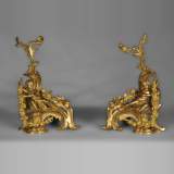 Paire de chenets ancien de style Louis XV en bronze doré à décor de putti