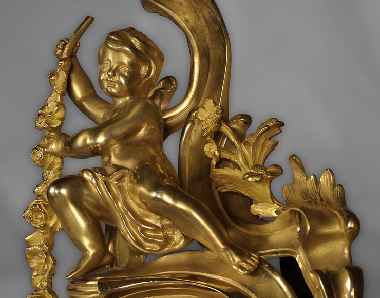Paire de chenets ancien de style Louis XV en bronze doré à décor de putti-3