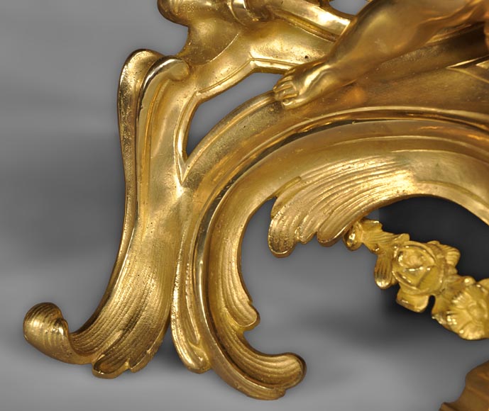 Paire de chenets ancien de style Louis XV en bronze doré à décor de putti-7