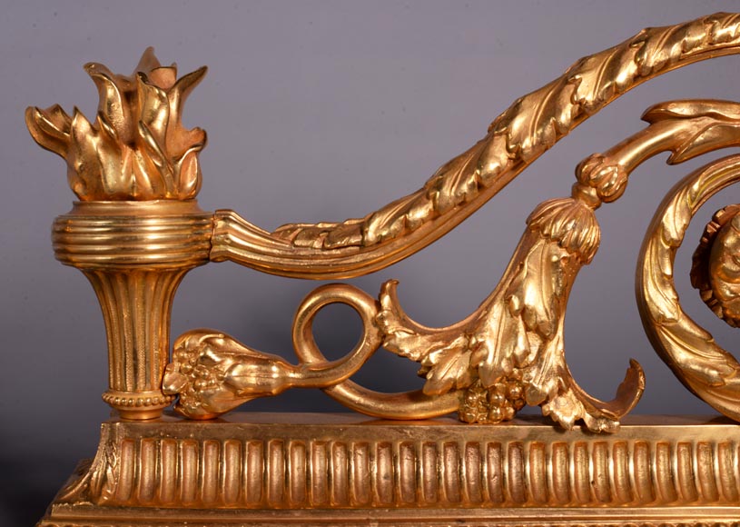 Belle paire de chenets de style Louis XVI en bronze doré et patiné aux putti-3
