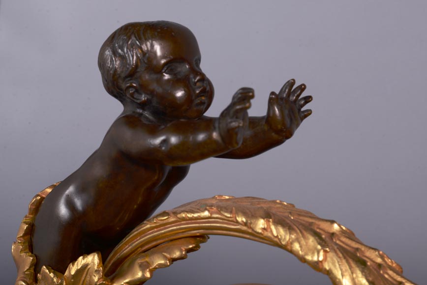 Belle paire de chenets de style Louis XVI en bronze doré et patiné aux putti-5