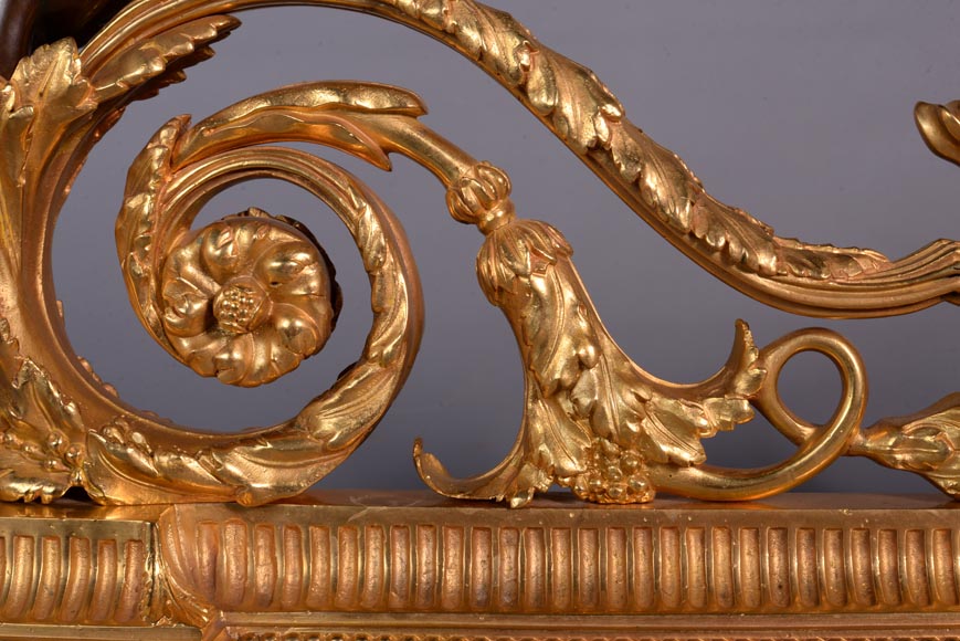 Belle paire de chenets de style Louis XVI en bronze doré et patiné aux putti-6
