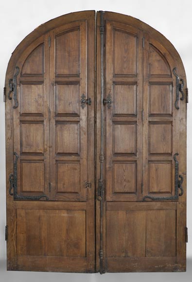 Importante paire de portes en chêne panneauté à volets-1