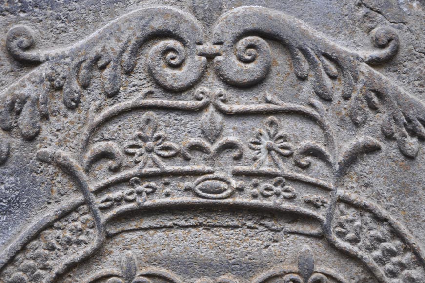 Belle plaque de cheminée ancienne du XVIIIè siècle aux Armes de France et de Navarre-2