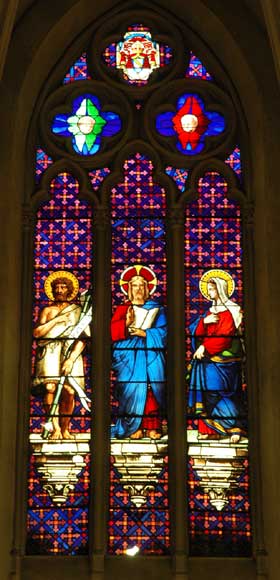 Vitrail représentant le Christ entouré de la Vierge et de saint Jean-Baptiste-0