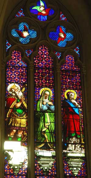 Vitrail figurant Marie-Madeleine et deux saints personnages.-1