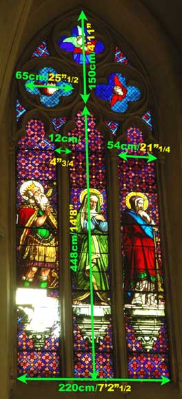 Vitrail figurant Marie-Madeleine et deux saints personnages.-5