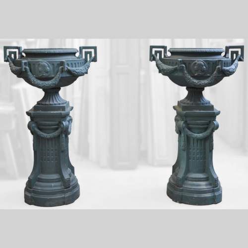 Paire de vases en fonte de style Louis XVI avec leurs socles d'origine