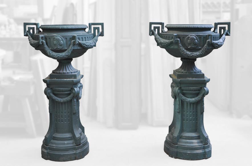 Paire de vases en fonte de style Louis XVI avec leurs socles d'origine-0